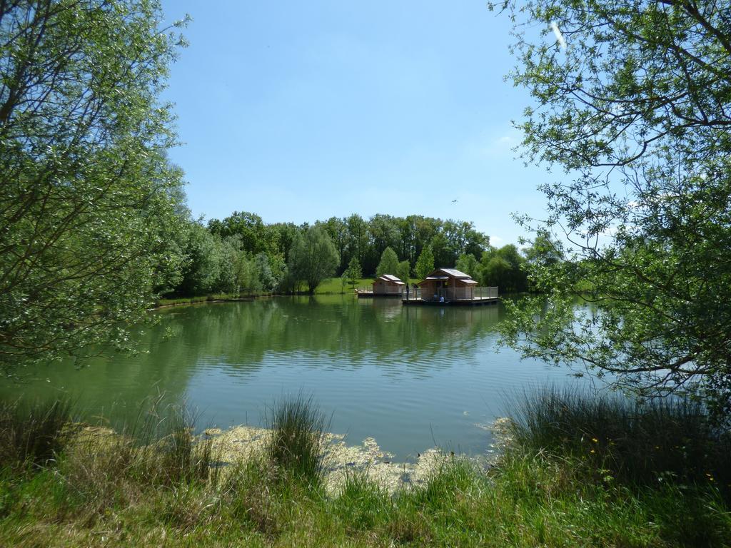 Douzains Cabanes Flottantes Du Lac De Pelisse酒店 外观 照片