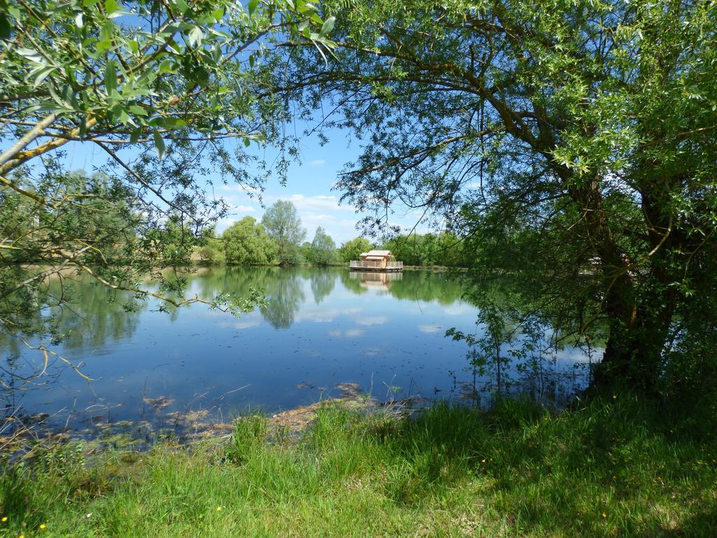 Douzains Cabanes Flottantes Du Lac De Pelisse酒店 外观 照片