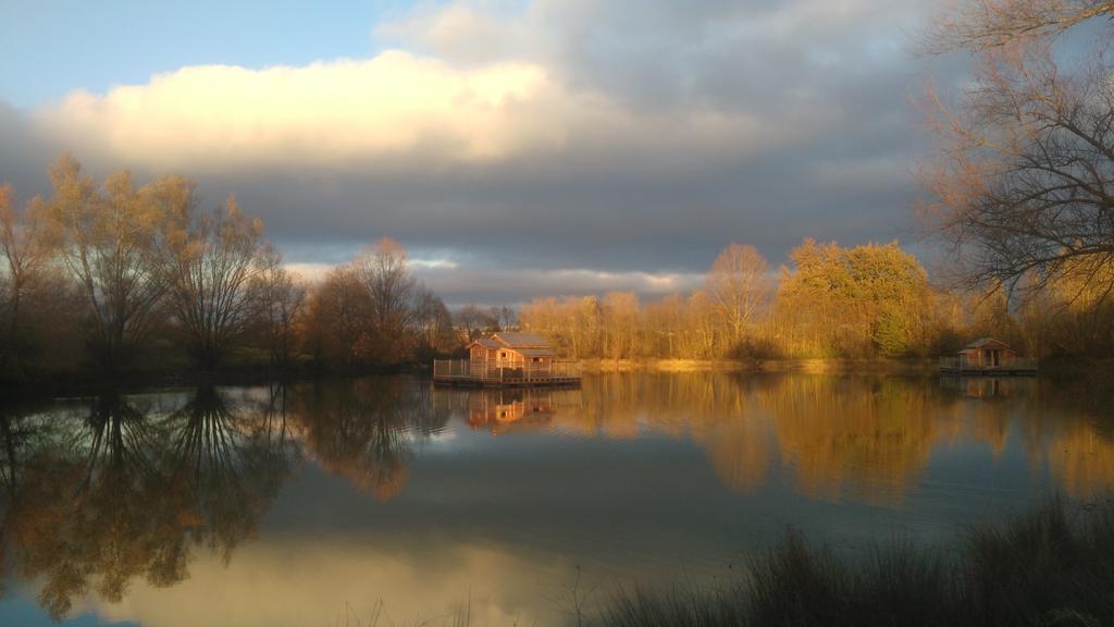 Douzains Cabanes Flottantes Du Lac De Pelisse酒店 外观 照片